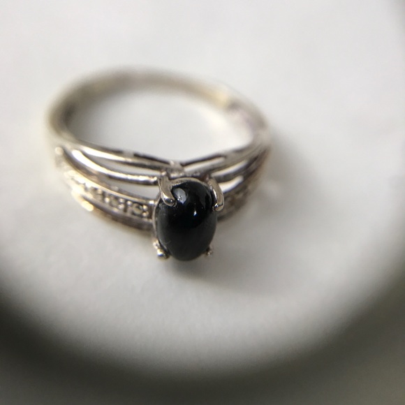 Jewelry - Shimmer silver & black onyx stately ring.
